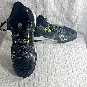 Nike Kyrie youth  Black Basketball Shoes